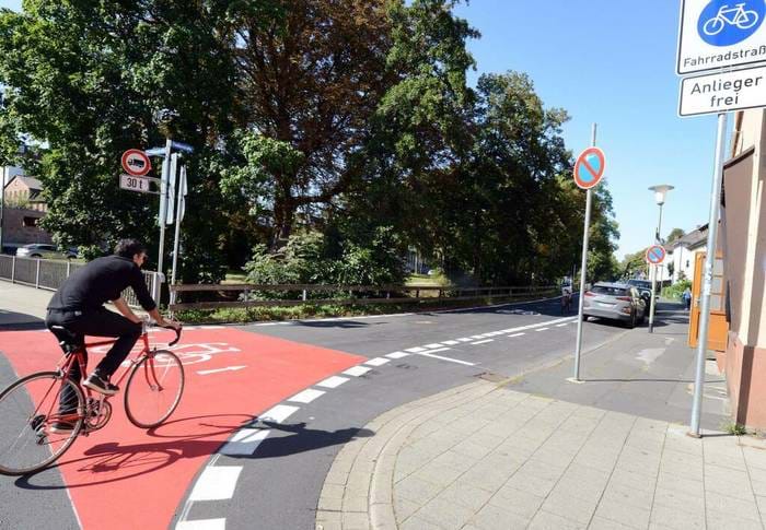 Schon seit 2017 ist die Fiedlerstraße in Kassel als wichtiges Teilstück der künftigen Radschnellverbindung Kassel-Vellmar als Fahrradstraße ausgewiesen. Die roten Radwegmarkierungen sowie der Wegfall eines Parkplatzstreifens kamen im September 2020 hinzu.