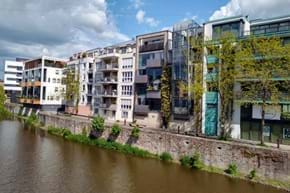 Ein nutzungsgemischtes Quartier: Die Unterneustadt in Kassel von der Karl-Branner-Brücke aus gesehen. Foto: ZRK